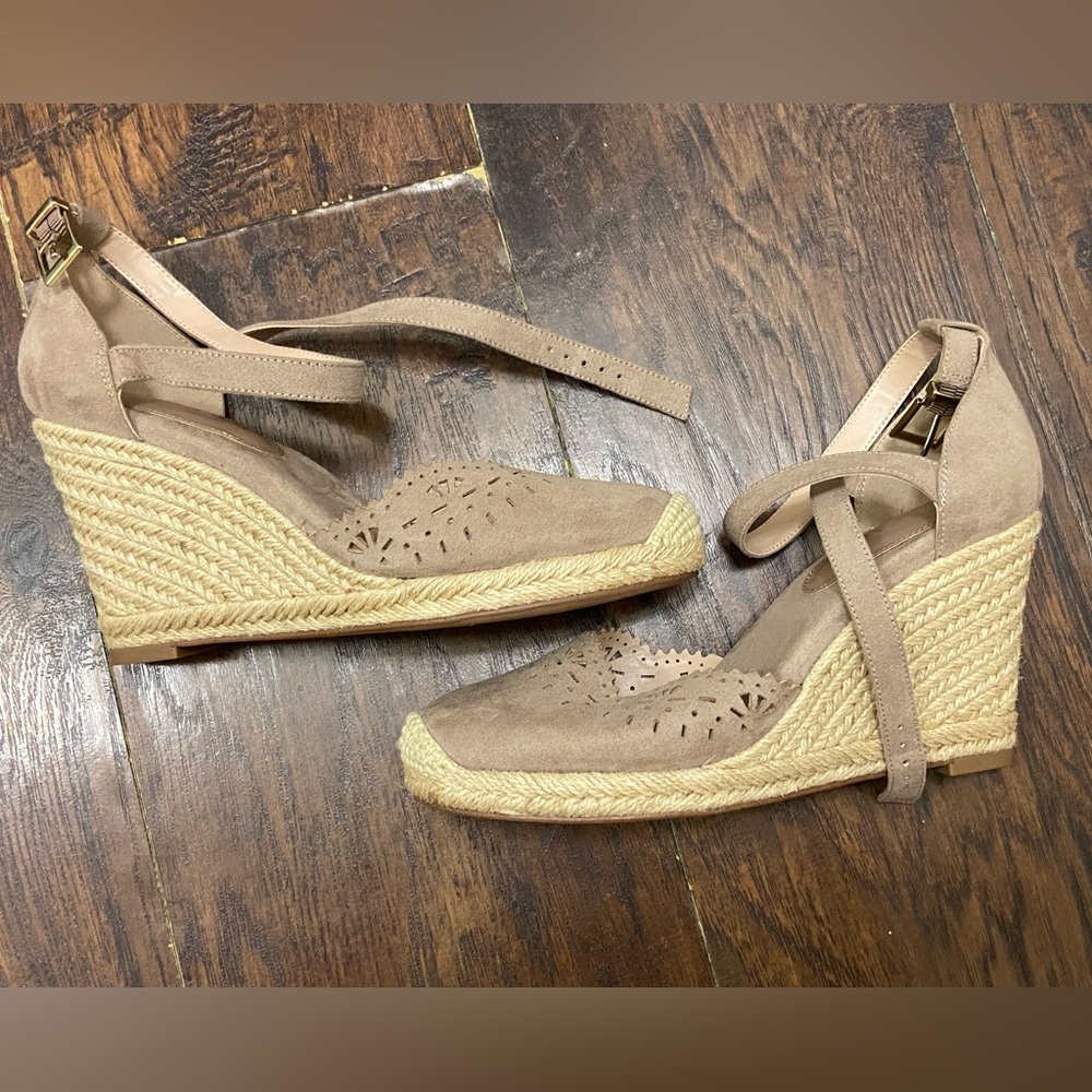 NWOT Kelly & Katie Suede Wedge Heels